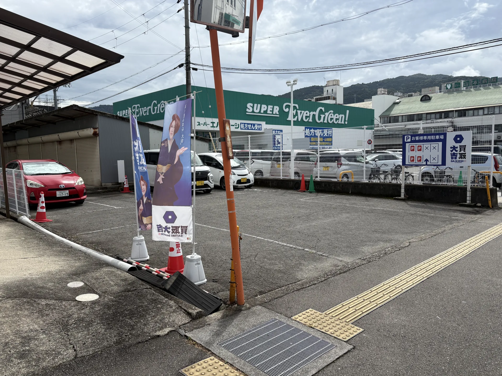 駅から店舗へ向かう通り沿いの街並み