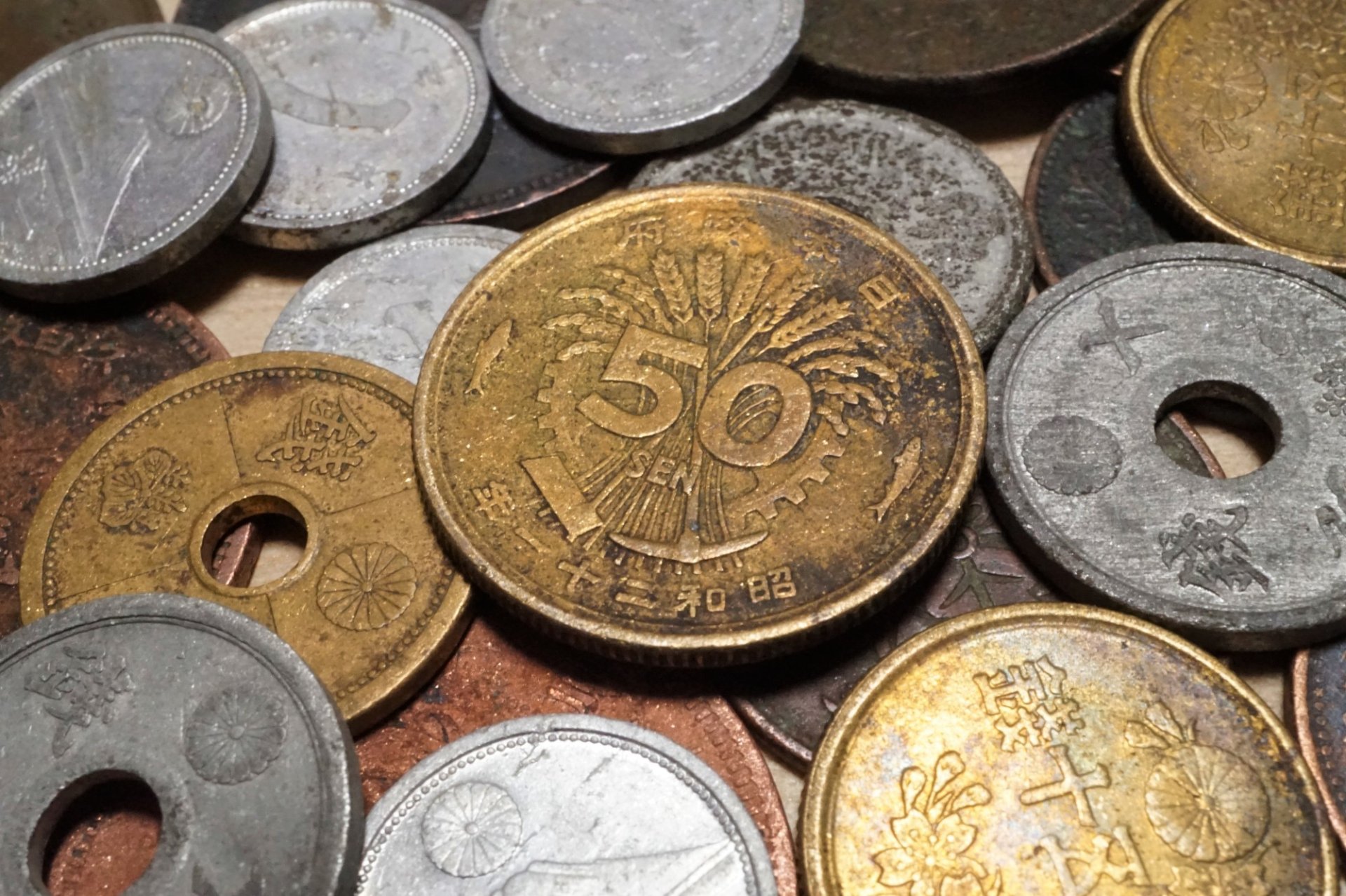重ねられた古い銀貨
