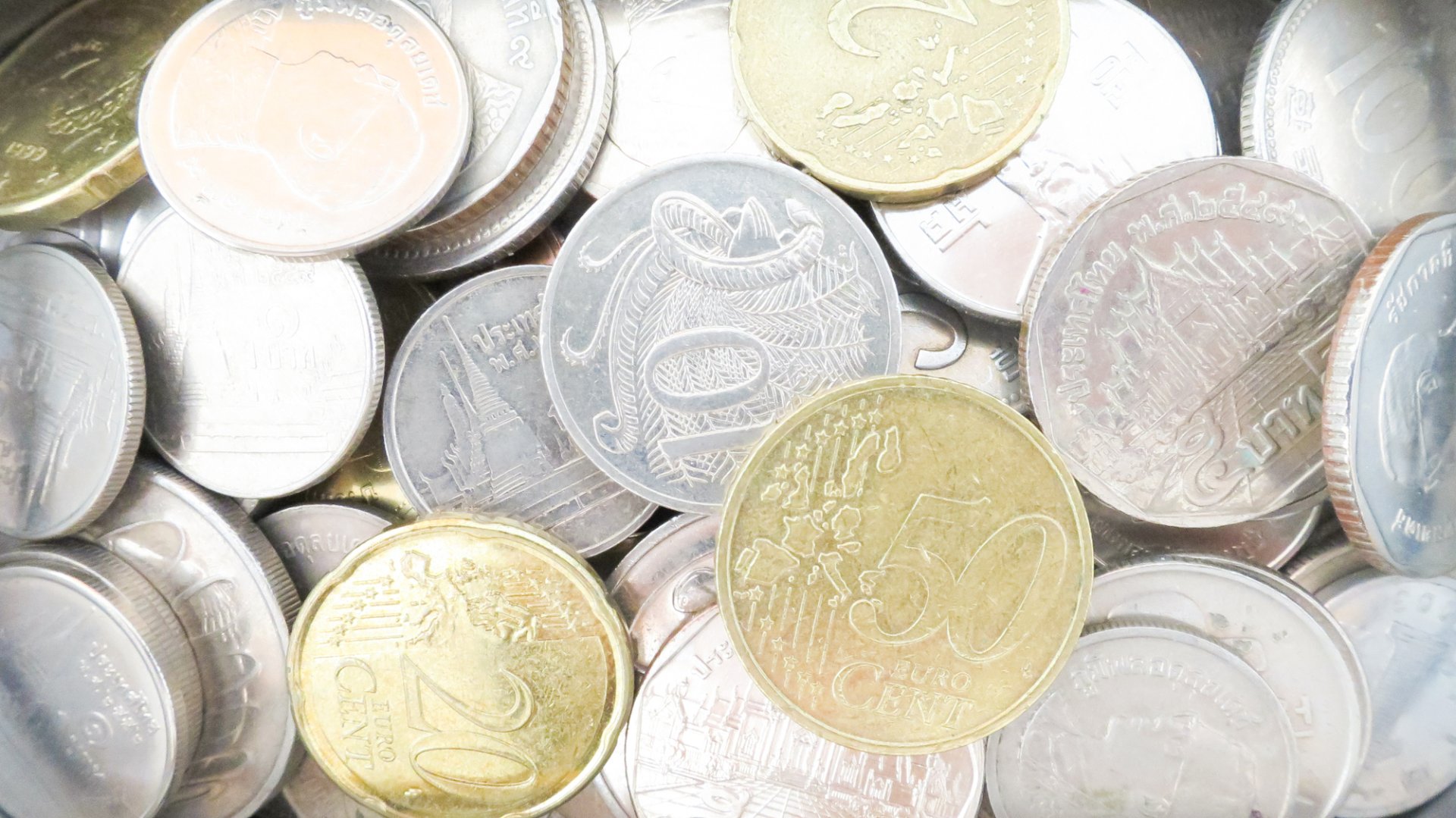 重ねられた古い銀貨
